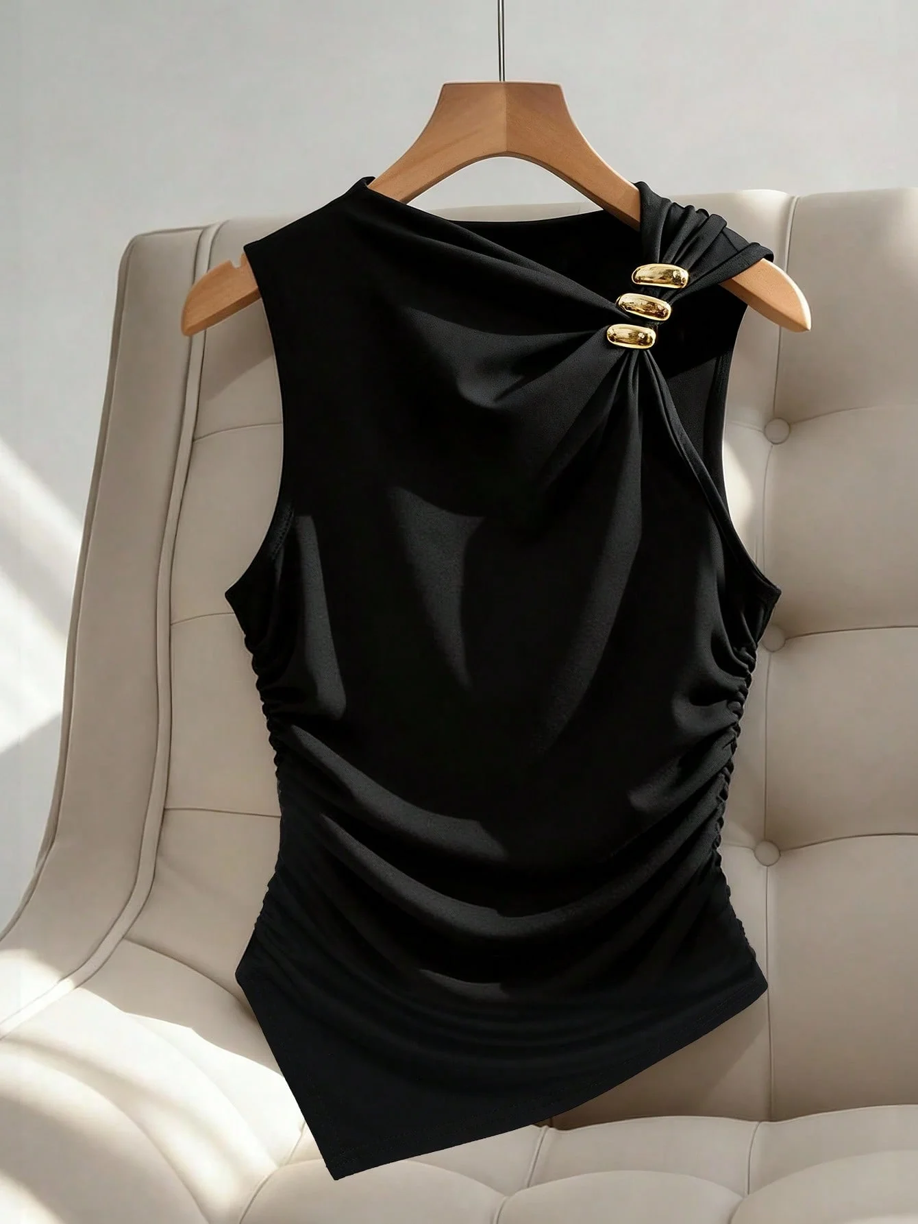 Women’s summer casual fashion metal decoration waist pleated slim fit vest black sleeveless top，cropped top